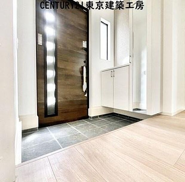 【施工例写真】住まいの顔とも言われているのが玄関です。清潔感のある玄関は、それだけで住まい全体の印象を大幅にアップさせてくれます。気持ちよく利用することができるでしょう。