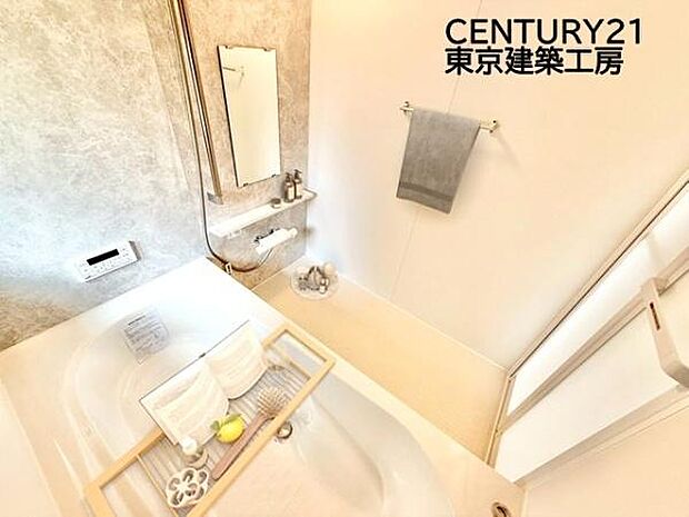 【同仕様：家具はCGにてレイアウト】癒しの空間バスルームです。天気に左右されずに洗濯物を乾かせる、浴室乾燥機付きです。