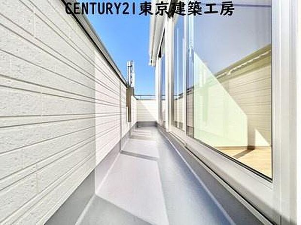 【施工例写真】頬をなでる優しい風を感じることが出来るバルコニー。つい深呼吸をしたくなる気持ちの良い場所はこのお部屋の自慢です。お洗濯物を干すスペースとしても十分な広さがあります。