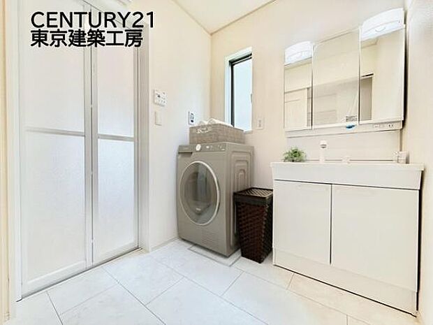 【同仕様：家具はCGにてレイアウト】毎日使うものだから清潔な空間を保ちたい水回り。洗面にはそんな願いを解消させてくれる収納アイデアが満載です。