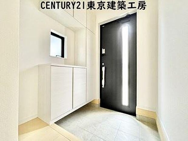 【施工例写真】住まいの顔とも言われているのが玄関です。清潔感のある玄関は、それだけで住まい全体の印象を大幅にアップさせてくれます。気持ちよく利用することができるでしょう。