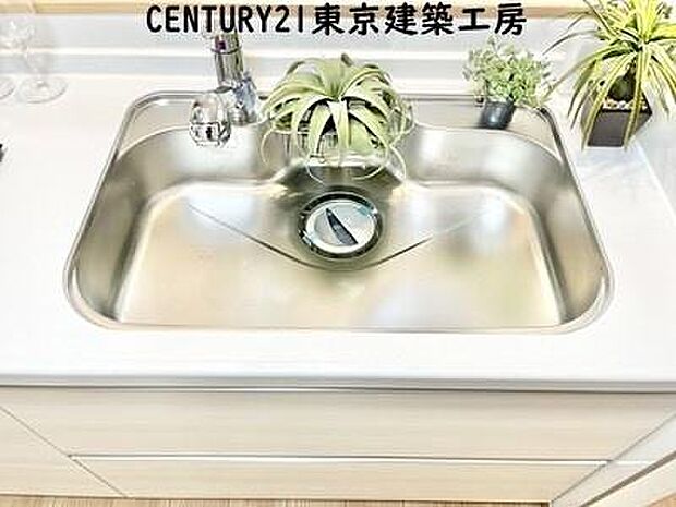 【施工例写真】調理がはかどるシステムキッチン♪収納豊富で、シンクも作業スペースも広いのでスムーズに料理ができます。