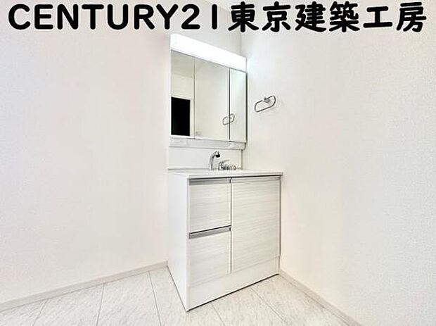 【施工例写真】毎日使うものだから清潔な空間を保ちたい水回り。洗面にはそんな願いを解消させてくれる収納アイデアが満載です。三面鏡の裏側にはキャビネットが現れ小物から背の高い物まで収納できます。