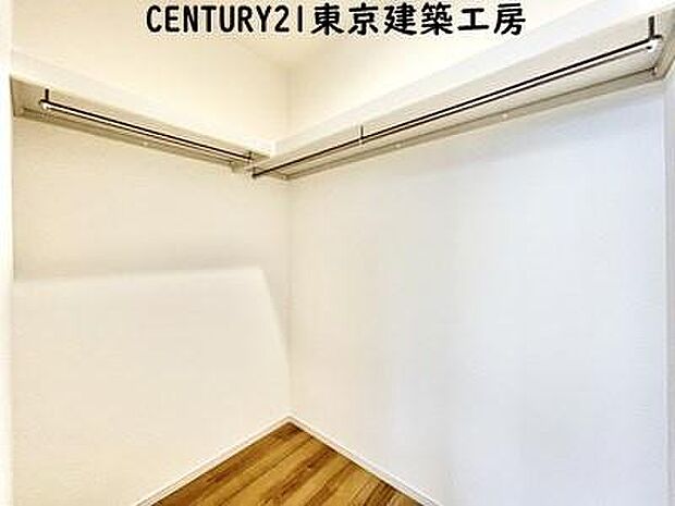 【施工例写真】便利なウォークインクローゼット付きで収納豊富。大切なお洋服も沢山保管できます。