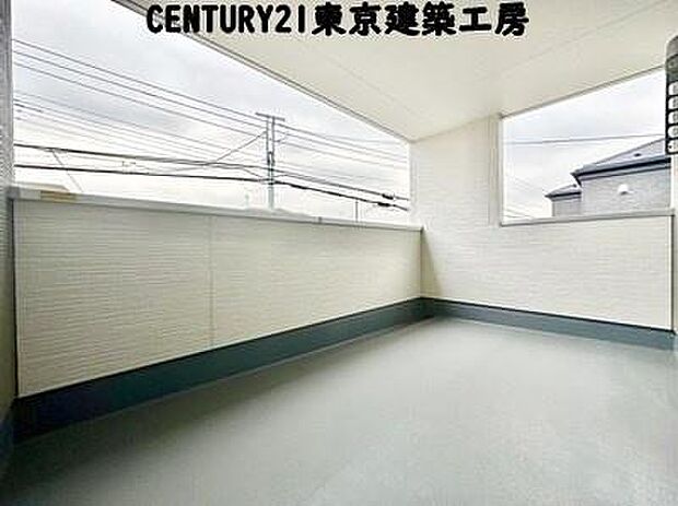 【施工例写真】頬をなでる優しい風を感じることが出来るバルコニー。つい深呼吸をしたくなる気持ちの良い場所はこのお部屋の自慢です。お洗濯物を干すスペースとしても十分な広さがあります。