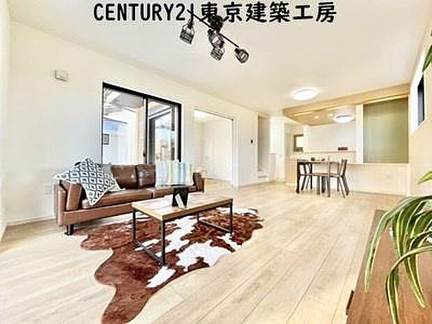 【施工例写真】オープンでのびやかな空間を生み出す、こだわりの「広がり」と「ゆとり」。ご家族の会話がはずむ開放的なLDKです♪