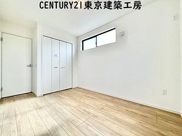 【施工例写真】シンプルで清潔感のある洋室に仕上がっています。シンプルな洋室だからこそ、飽きることなく長く快適に過ごしていくことができるでしょう。