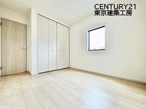 【施工例写真】シンプルで清潔感のある洋室に仕上がっています。シンプルな洋室だからこそ、飽きることなく長く快適に過ごしていくことができるでしょう。