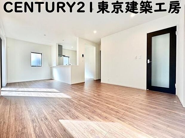 【施工例写真】オープンでのびやかな空間を生み出す、こだわりの「広がり」と「ゆとり」。ご家族の会話がはずむ開放的なLDKです♪