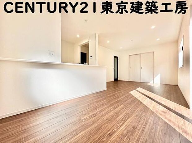 【施工例写真】オープンでのびやかな空間を生み出す、こだわりの「広がり」と「ゆとり」。ご家族の会話がはずむ開放的なLDKです♪