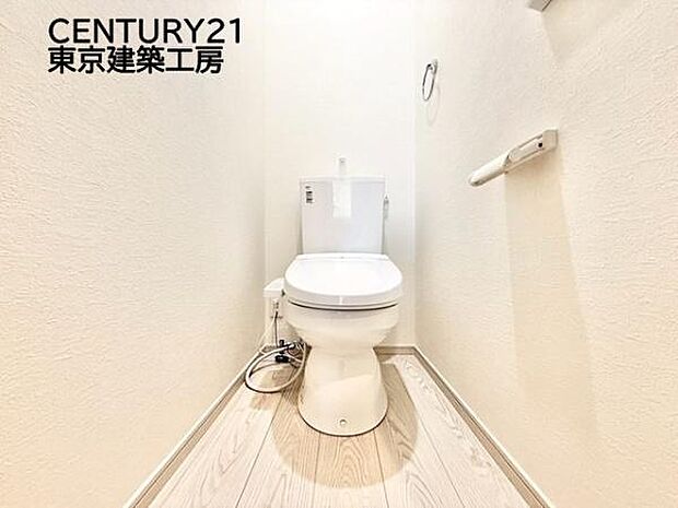 【施工例写真】トイレを癒しの空間と考える人は少なくありません。だからこそ、寛げる場所であってほしいと思っている人も多いでしょう。機能面でも癒しや寛ぎの空間に相応しいトイレとなっています。