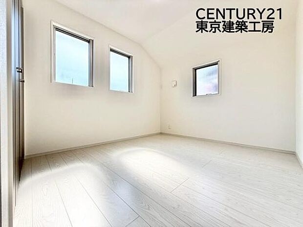 【施工例写真】シンプルで清潔感のある洋室に仕上がっています。シンプルな洋室だからこそ、飽きることなく長く快適に過ごしていくことができるでしょう。