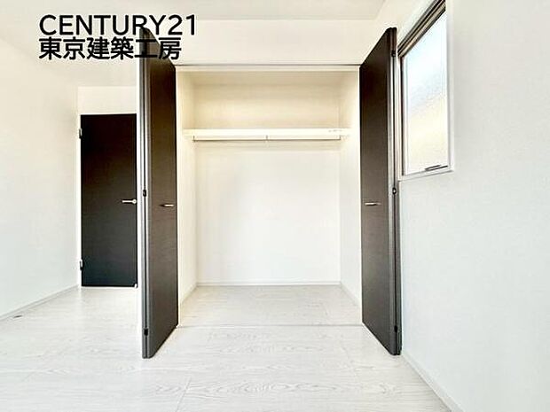 【施工例写真】ゆったりとした空間となるよう居室に収納スペースを用意し、快適にお過ごしいただけます♪