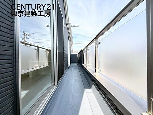 【施工例写真】頬をなでる優しい風を感じることが出来るバルコニー。つい深呼吸をしたくなる気持ちの良い場所はこのお部屋の自慢です。お洗濯物を干すスペースとしても十分な広さがあります。