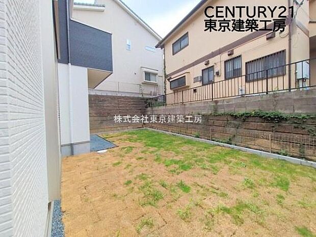 陽光たっぷり降りそそぐ庭を備えた理想のお住まいです。ライフスタイルに合わせてご活用いただけます！