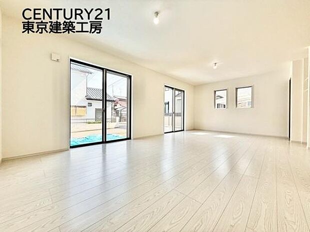 【施工例写真】オープンでのびやかな空間を生み出す、こだわりの「広がり」と「ゆとり」。ご家族の会話がはずむ開放的なLDKです♪