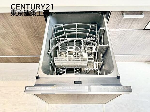 【施工例写真】食洗機が標準装備のシステムキッチン。毎日の洗い物もらくらくで、家事の時短にもつながり忙しいママにも嬉しい優れものです。