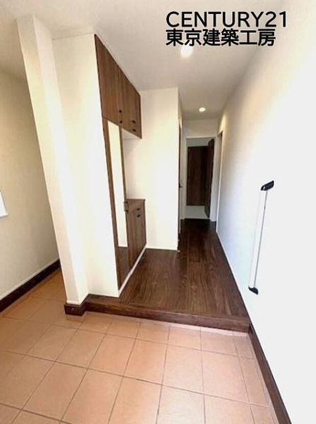 シューズインクロークにはベビーカーやゴルフ道具、アウトドア用品など、外で使用するアイテムは玄関ドアの近くに収納できるので衛生的です。