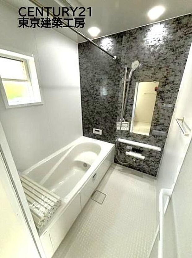 窓付きのバスルーム。陽射し差し込む明るい環境は、日中の入浴も気持ち良くお使い頂けそうです。また、換気環境も良好です。