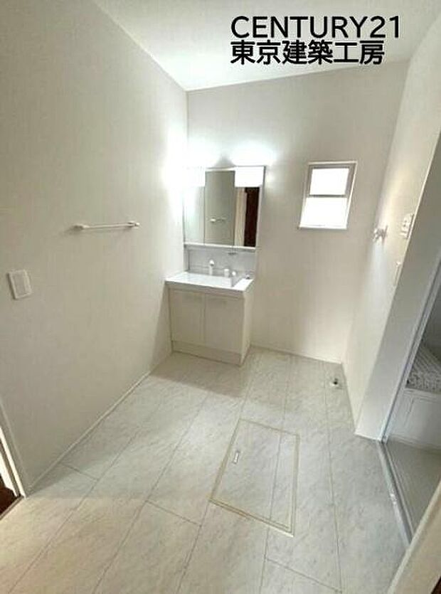 毎日使うものだから清潔な空間を保ちたい水回り。洗面にはそんな願いを解消させてくれる収納アイデアが満載です。三面鏡の裏側にはキャビネットが現れ小物から背の高い物まで収納できます。