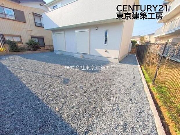 陽光たっぷり降りそそぐ庭を備えた理想のお住まいです。ライフスタイルに合わせてご活用いただけます！