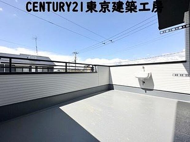 【施工例写真】頬をなでる優しい風を感じることが出来るバルコニー。つい深呼吸をしたくなる気持ちの良い場所はこのお部屋の自慢です。お洗濯物を干すスペースとしても十分な広さがあります。