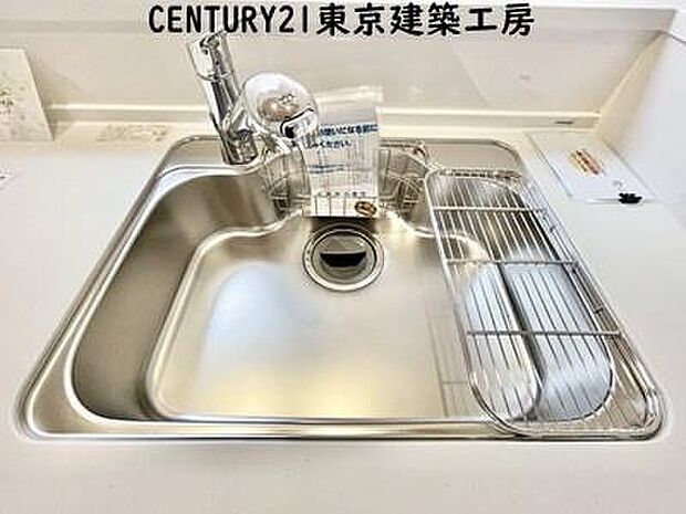 【施工例写真】調理がはかどるシステムキッチン♪収納豊富で、シンクも作業スペースも広いのでスムーズに料理ができます。