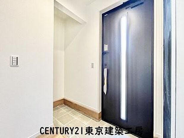 【施工例写真】住まいの顔とも言われているのが玄関です。清潔感のある玄関は、それだけで住まい全体の印象を大幅にアップさせてくれます。気持ちよく利用することができるでしょう。