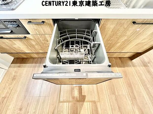 【施工例写真】食洗機が標準装備のシステムキッチン。毎日の洗い物もらくらくで、家事の時短にもつながり忙しいママにも嬉しい優れものです。