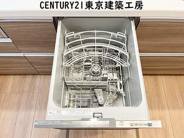 【施工例写真】食洗機が標準装備のシステムキッチン。毎日の洗い物もらくらくで、家事の時短にもつながり忙しいママにも嬉しい優れものです。