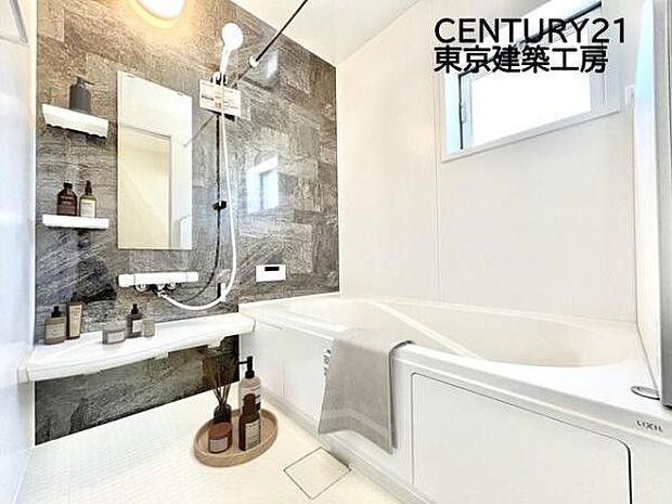 【同仕様：家具はCGにてレイアウト】癒しの空間バスルームです。天気に左右されずに洗濯物を乾かせる、浴室乾燥機付きです。