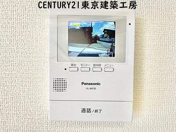 【施工例写真】外出中も来訪者をカラー画面と音声でしっかり録画します。在宅時にも鮮明なモニターでしっかり相手を確認できます！防犯のスタート、安心の一歩は玄関からですね。