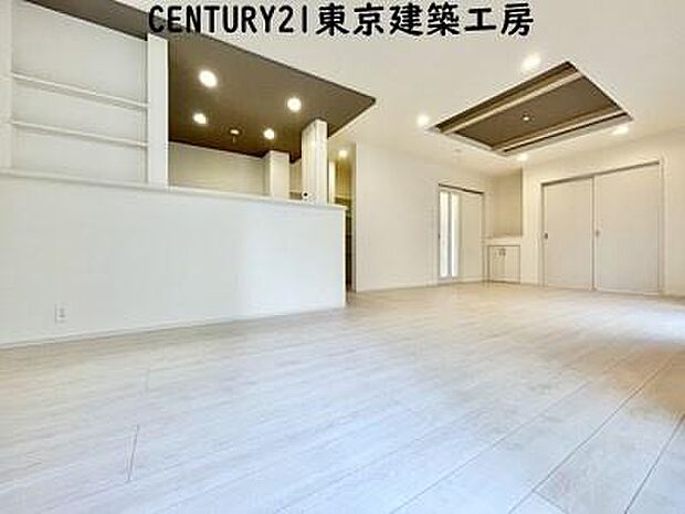 【施工例写真】オープンでのびやかな空間を生み出す、こだわりの「広がり」と「ゆとり」。ご家族の会話がはずむ開放的なLDKです♪