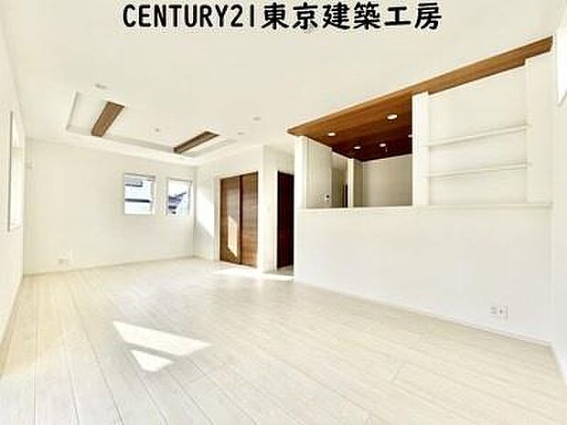 【施工例写真】オープンでのびやかな空間を生み出す、こだわりの「広がり」と「ゆとり」。ご家族の会話がはずむ開放的なLDKです♪