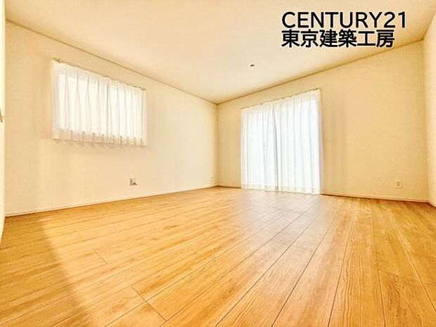 大きな窓のあるリビングは、陽光あふれる明るい空間です。居心地良く、ご家族皆がゆったり寛げる憩いの空間となりそうです。