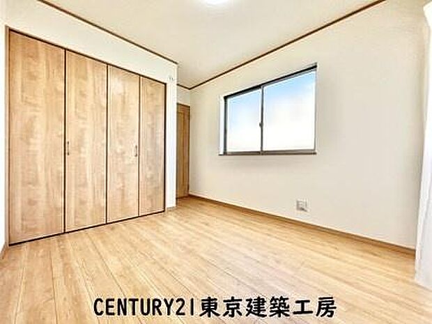 【施工例写真】シンプルで清潔感のある洋室に仕上がっています。シンプルな洋室だからこそ、飽きることなく長く快適に過ごしていくことができるでしょう。