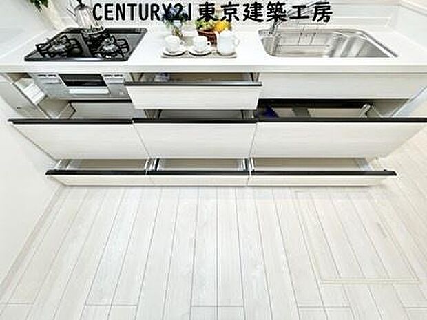 【施工例写真】調理がはかどるシステムキッチン♪収納豊富で、シンクも作業スペースも広いのでスムーズに料理ができます。