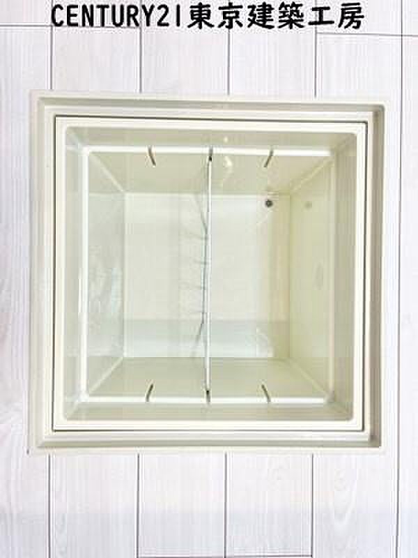 【施工例写真】床下収納は場所を取らずに収納スペースを確保できる嬉しいアイテムです。また、点検口としての役割も果たしております。