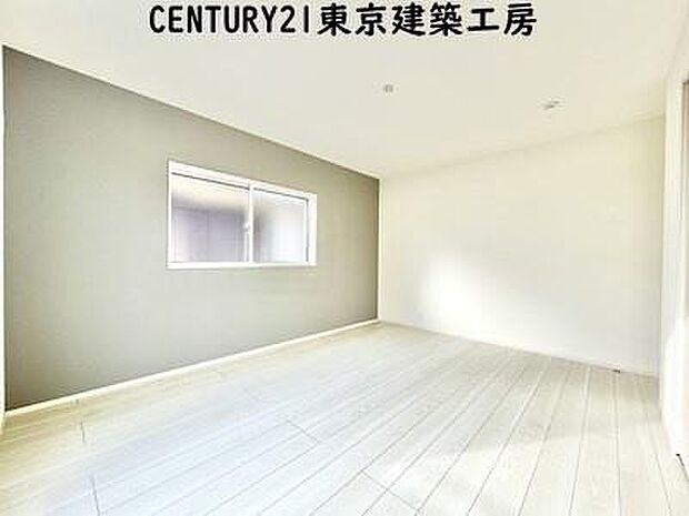 【施工例写真】シンプルで清潔感のある洋室に仕上がっています。シンプルな洋室だからこそ、飽きることなく長く快適に過ごしていくことができるでしょう。