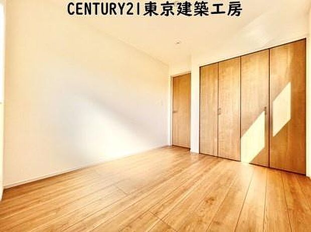 【施工例写真】シンプルで清潔感のある洋室に仕上がっています。シンプルな洋室だからこそ、飽きることなく長く快適に過ごしていくことができるでしょう。