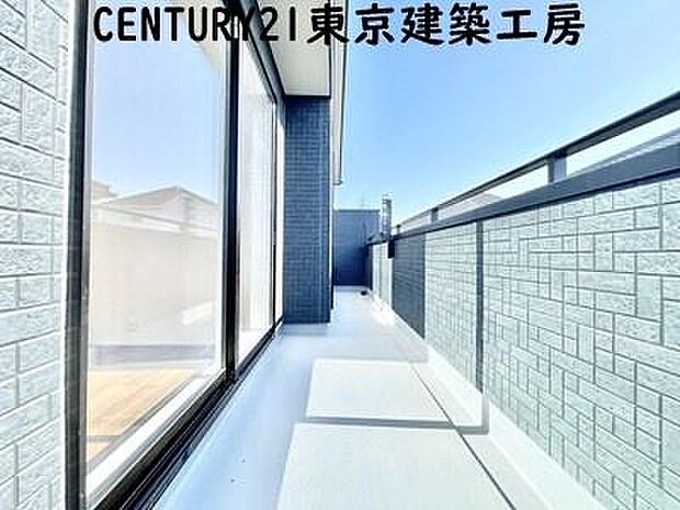 【施工例写真】頬をなでる優しい風を感じることが出来るバルコニー。つい深呼吸をしたくなる気持ちの良い場所はこのお部屋の自慢です。お洗濯物を干すスペースとしても十分な広さがあります。