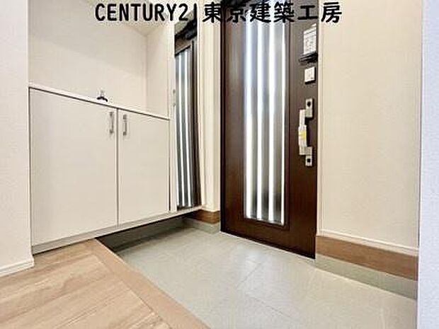 【施工例写真】住まいの顔とも言われているのが玄関です。清潔感のある玄関は、それだけで住まい全体の印象を大幅にアップさせてくれます。気持ちよく利用することができるでしょう。