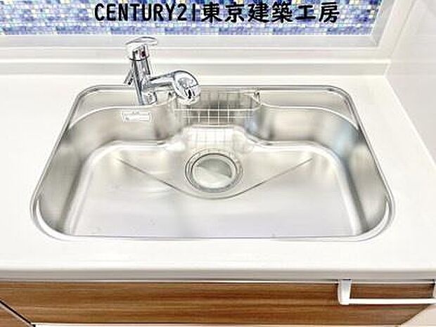 【施工例写真】調理がはかどるシステムキッチン♪収納豊富で、シンクも作業スペースも広いのでスムーズに料理ができます。