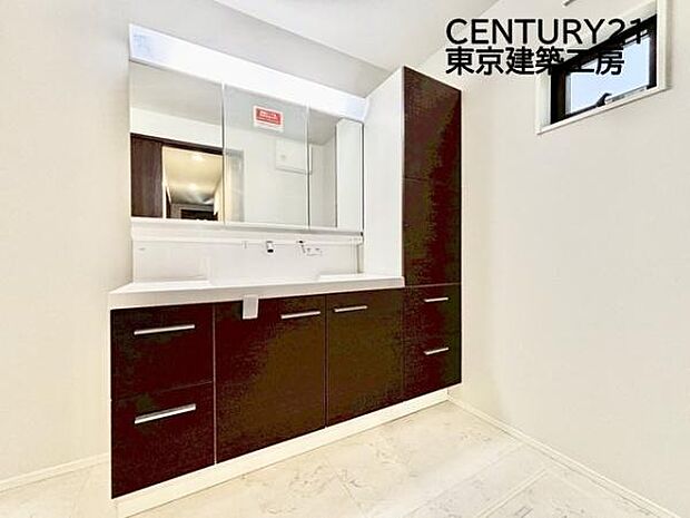 毎日使うものだから清潔な空間を保ちたい水回り。洗面にはそんな願いを解消させてくれる収納アイデアが満載です。三面鏡の裏側にはキャビネットが現れ小物から背の高い物まで収納できます。