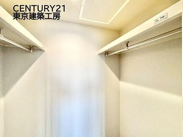 便利なウォークインクローゼット付きで収納豊富。大切なお洋服も沢山保管できます。