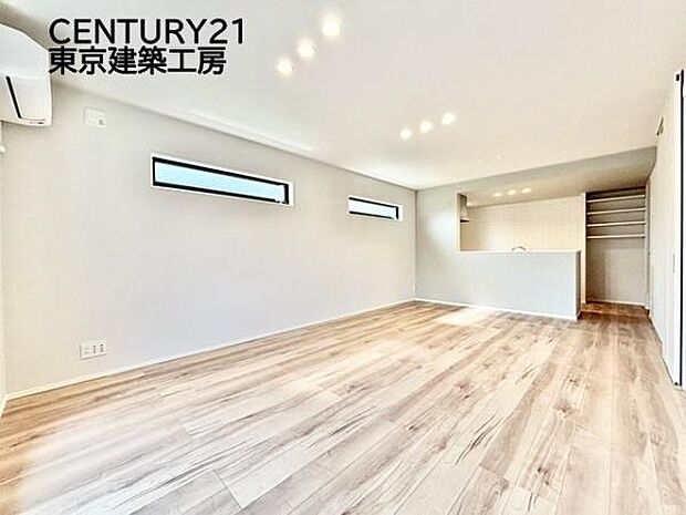 採光良好なリビングは、ご家族の憩いの空間。居心地の良い快適な安らぎの場所にもなりそうです。