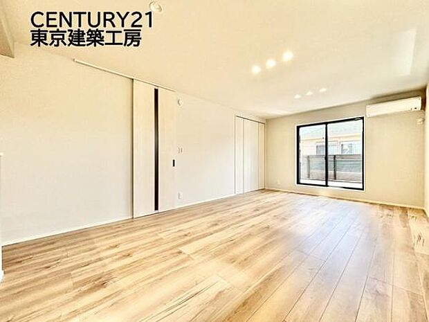 大きな窓のあるリビングは、陽光あふれる明るい空間です。居心地良く、ご家族皆がゆったり寛げる憩いの空間となりそうです。