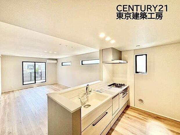 リビングが見渡せる対面式キッチン。収納に関しても十分なスペースが確保されているので、とても便利です。