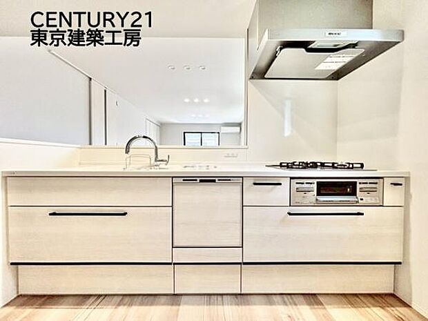 調理がはかどるシステムキッチン♪収納豊富で、シンクも作業スペースも広いのでスムーズに料理ができますね。3口コンロ、グリル付き。