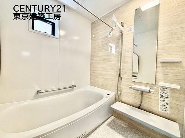 癒しの空間バスルームです。天気に左右されずに洗濯物を乾かせる、浴室乾燥機付きです。